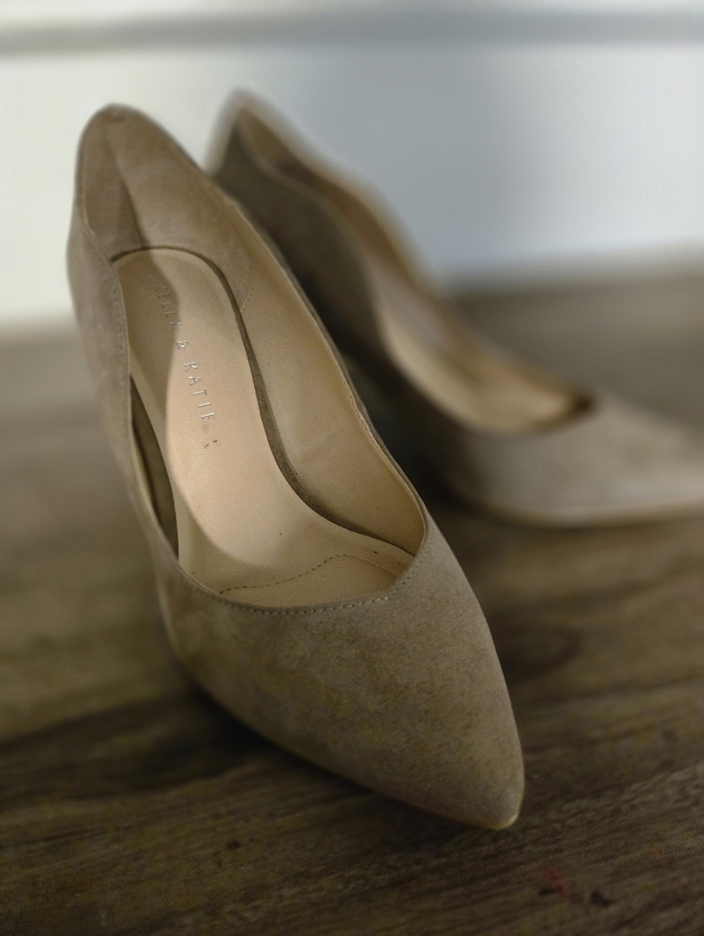 Kelly & Katie Taupe Pointed-Toe Suede Pumps 2 " Heels Like New 8 - Picture 14 of 15